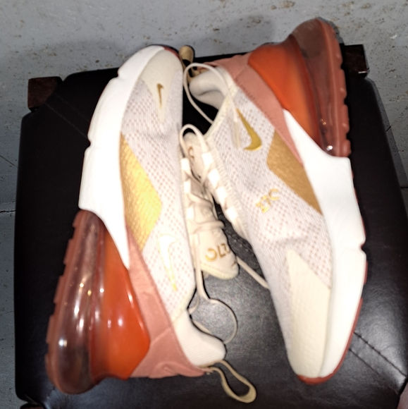 Nike Air Max 270 Women's Sneakers - Picture 7 of 12